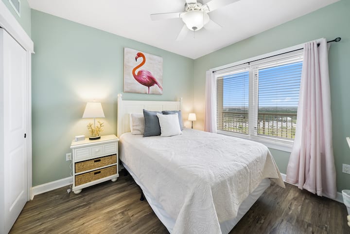 次卧有一张标准双人床