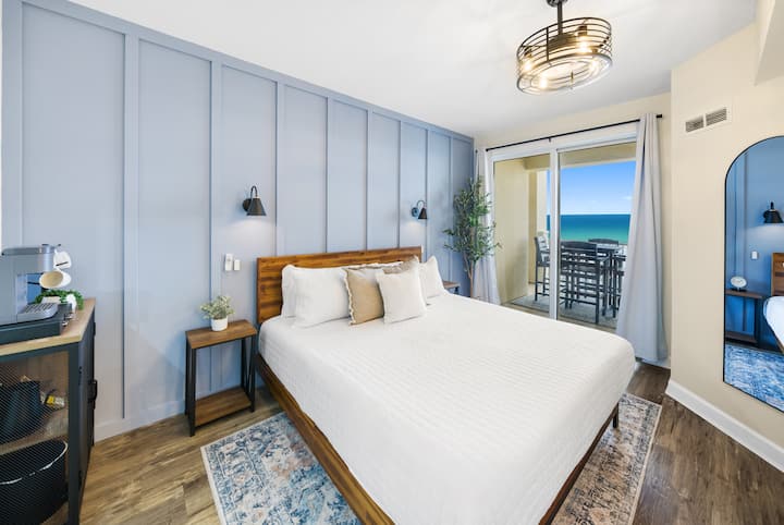 带露台独立入口的豪华主卧室