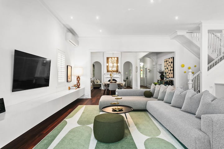 Gum Tree Manor - renovated 5 bedroom + pool