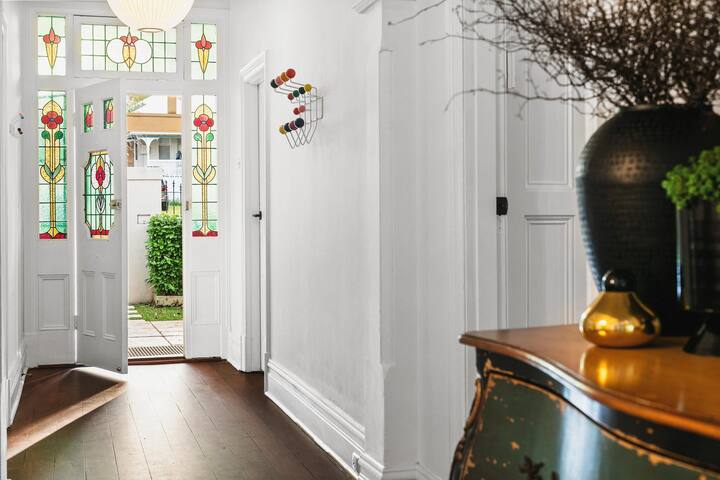 Gum Tree Manor – 5 bedroom + pool gallery image 4