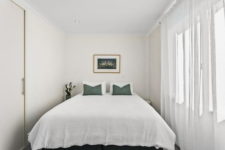 غرفة النوم الثالثة - سرير كينج يتحول إلى توأم