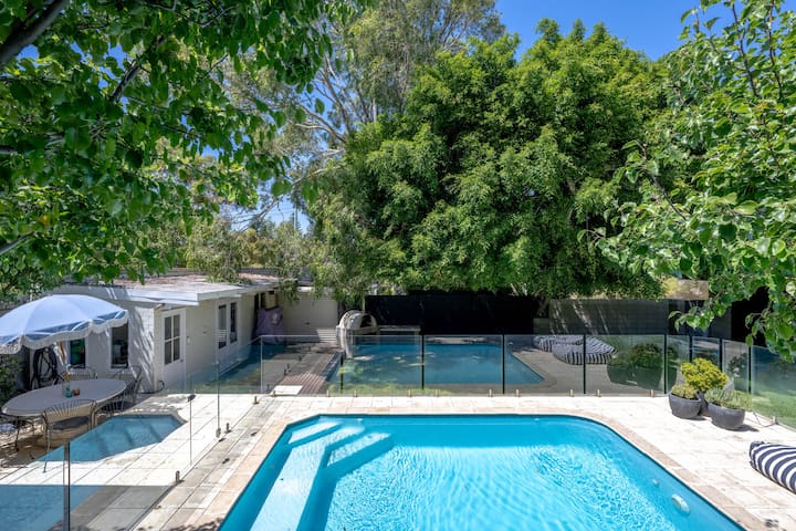 Gum Tree Manor – 5 bedroom + pool gallery image 2