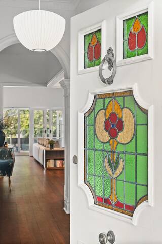 Gum Tree Manor – 5 bedroom + pool gallery image 3