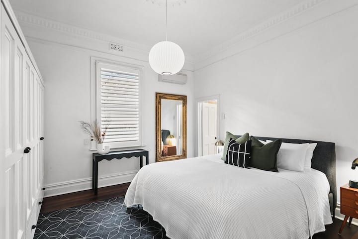 غرفة نوم رئيسية بحجم كينج + حمام داخلي