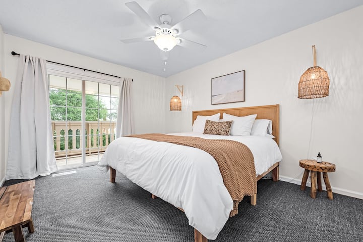 Შეაბიჯეთ ამ მთავარი საძინებლის ოაზისის თანამედროვე ფუფუნებაში, რომელიც აღჭურვილია ცალკე სააბაზანოთი და აივნით, რომ ყოველ დილით სუფთა ჰაერი ჩაისუნთქოთ.