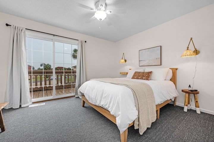 Დასვენება ხვდება გართობას Queen-ის საძინებელში, რომელიც აღჭურვილია ტელევიზორით მყუდრო ღამეებისთვის და აივნით, რომლიდანაც ხედი იშლება.