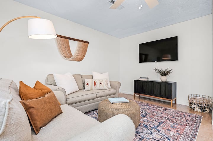 Გაწექით დივანზე და ჩაერთეთ კინომარათონში - შედით თქვენს საყვარელ სტრიმინგ-სერვისებში HDTV ‑ ს მეშვეობით.