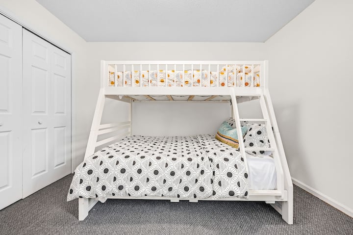 Ამ საძინებელში ბავშვებისთვის ძილის წინ განახლდა კომფორტული ორსართულიანი საწოლი ორადგილიანი და სრული ზომის მატრასებით.