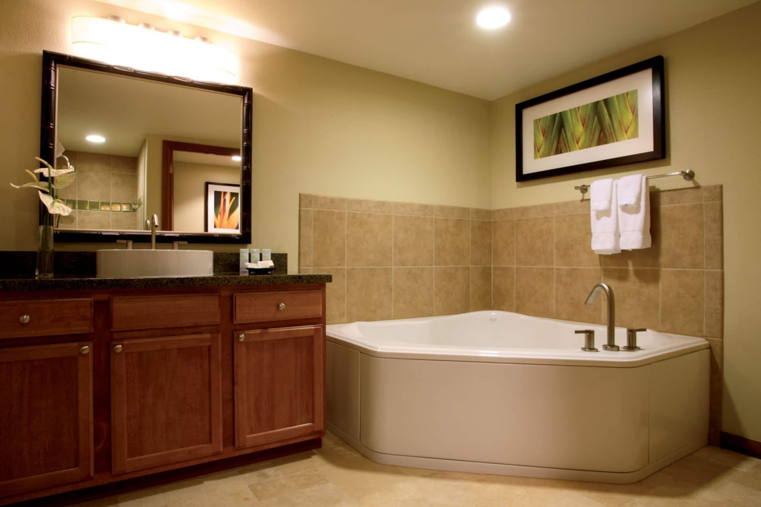 Resort in Honolulu · ★5.0 · 3 bedrooms · 5 beds · 2 private baths - Image 11