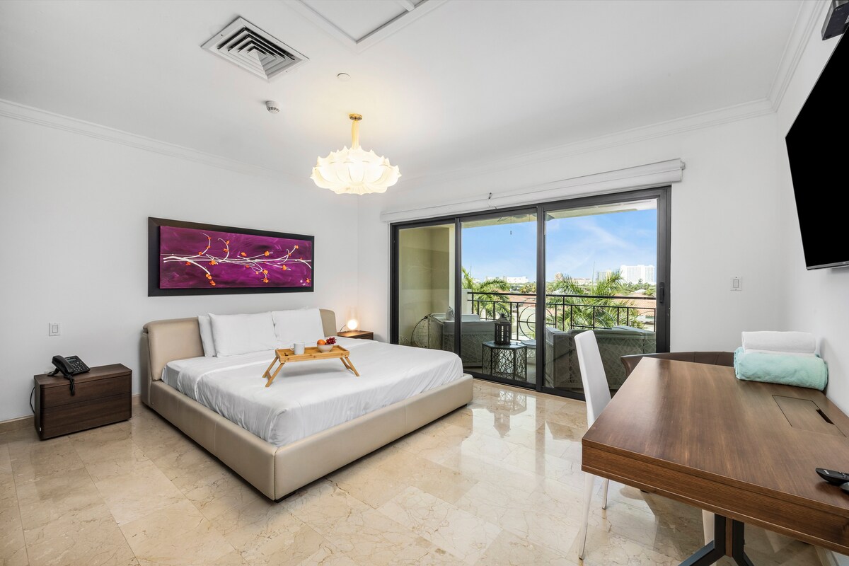 מיטת קינג סייז עם טלוויזיה, חדר רחצה וגישה למרפסת. התחילו את היום שלכם עם ארוחת בוקר במיטה ☕ כשאור השמש זורם מהמרפסת. תיהנו מנופים של הפטיו המרכזי והבריכה הנוצצת, בוקר מושלם בארובה בשלווה ובקסם טרופי. ✨