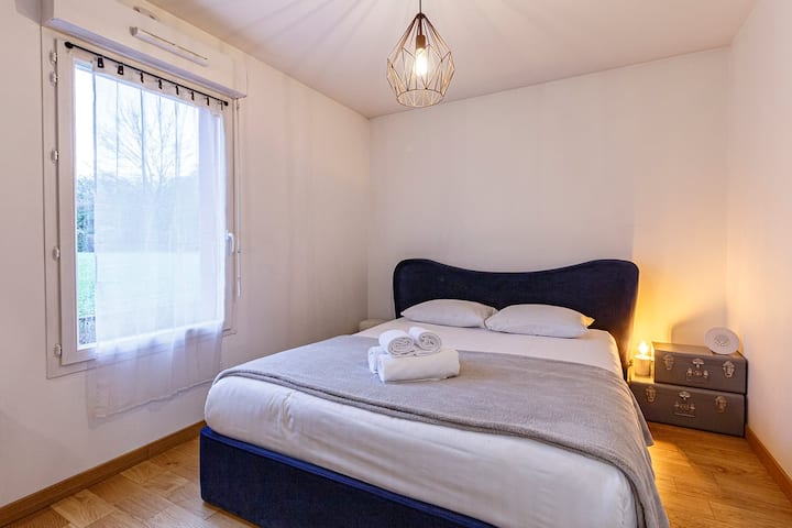 Спална соба со двоен кревет. 