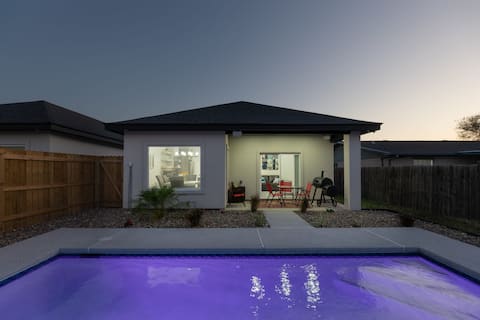 Luxury Pool Oasis w/Tesla Charger*Walk to Hospital