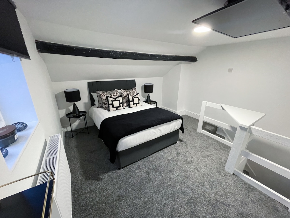 卧室3 ，配备电动天花板智能电视 