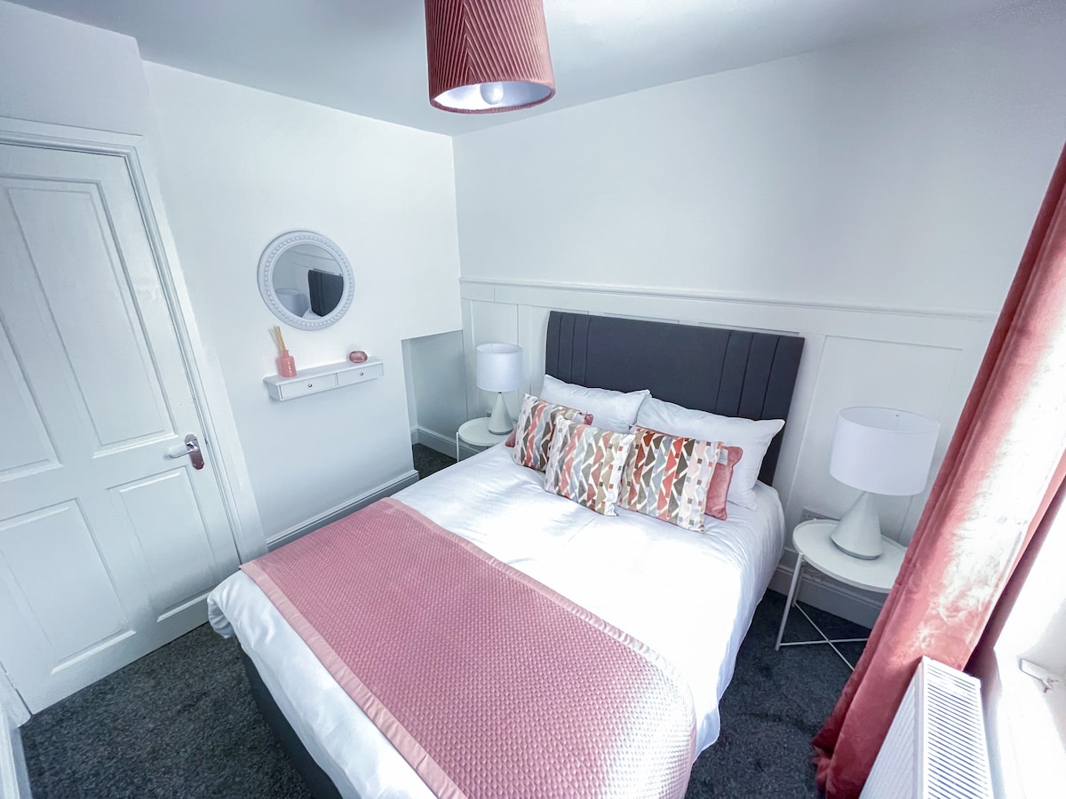 2号卧室配有双人床