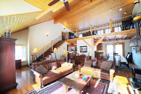 Luxurious Mountain Retreat w/Hot Tub + Sauna