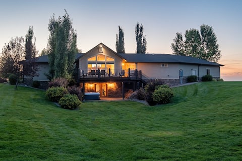 Family Fun: Theater, Hot Tub, Pickleball, Games