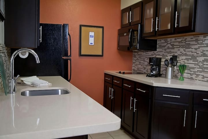Comfort and Convenience! Kitchen, Onsite Pool gallery image 3