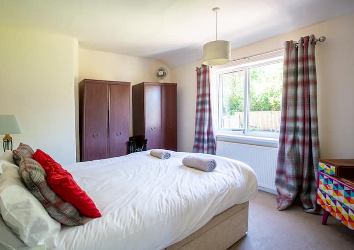 Glavna spavaća soba s pogledom na vrt i park