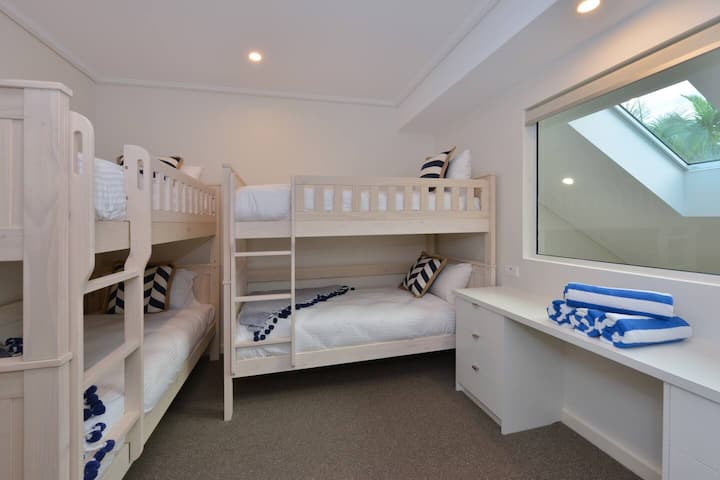 Tretia spálňa je ideálna na rodinné pobyty a je vybavená dvoma poschodovými posteľami so štyrmi lôžkami.