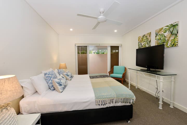 Pokojne spite v druhej spálni s manželskou posteľou na prízemí s vlastnou TV, balkónom a vlastnou kúpeľňou.