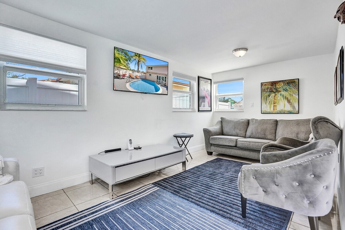 El luminoso espacio habitable está lleno de lujosos sofás