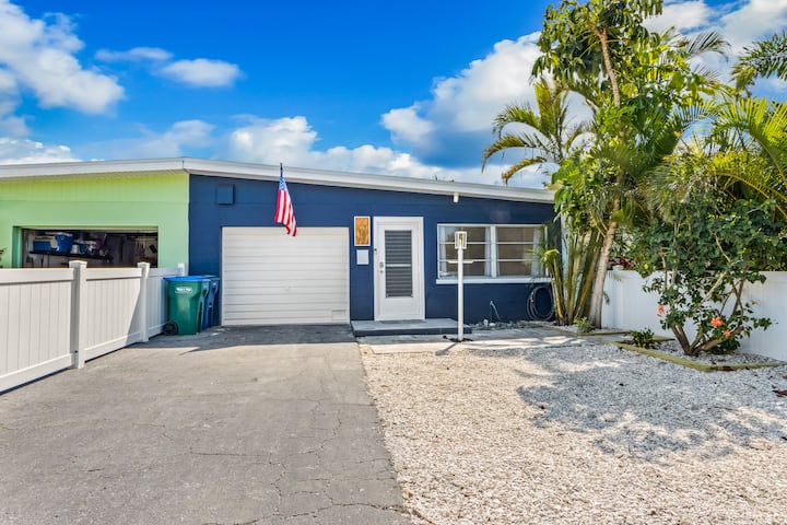 Blue Isle Oasis: Adorable, Updated 2br Cottage - Holmes Beach, FL