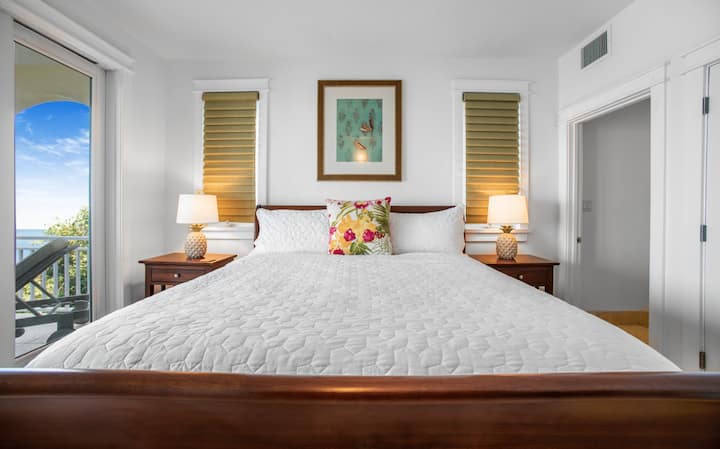 Chambre avec très grand lit au rez-de-chaussée avec salle de bain attenante