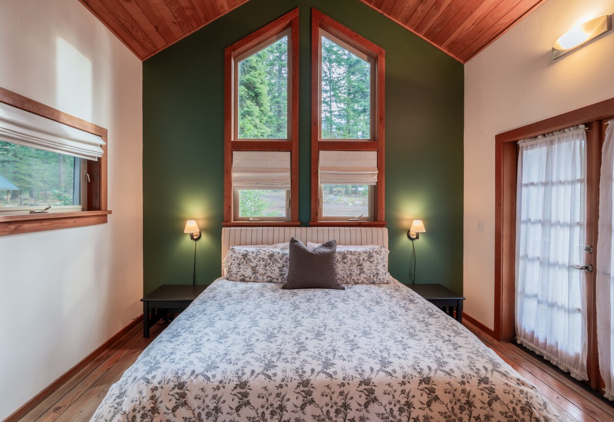 Cabin w/ Wood Stove & Jacuzzi @ Green Springs Inn - Cabins for