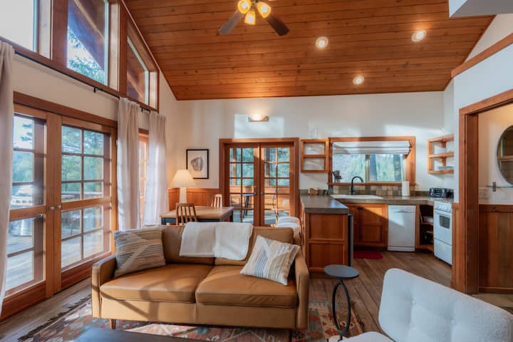 Cabin w/ Wood Stove & Jacuzzi @ Green Springs Inn - Cabins for