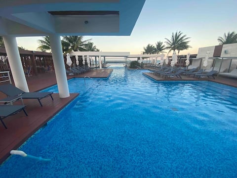 Beach Front/Luxury/4 BDRM/Heated Pool/WiFi