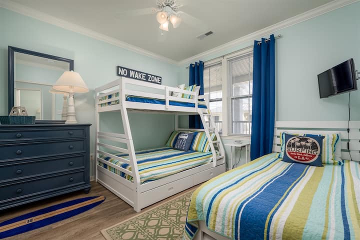 ห้องนอน 3 ห้องสองชั้นพร้อมเตียงแฝดเหนือเตียงสองชั้นเต็มรูปแบบ