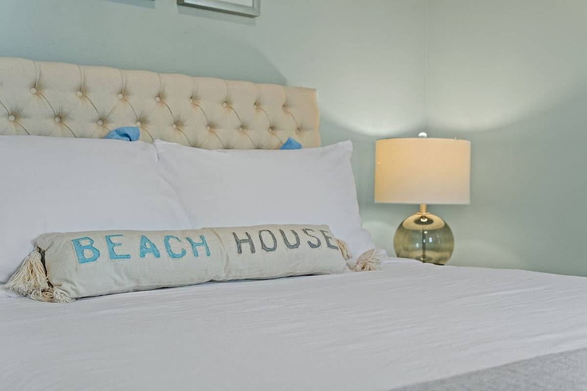 这间私人套房位于一楼，与其他卧室分开，附近设有卫生间。 它与客厅和厨房位于同一层，增加了便利和隐私。
