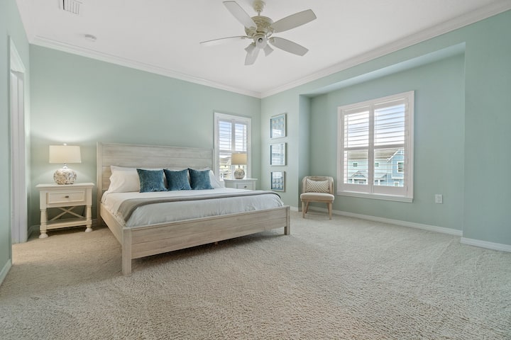 ห้องนอนใหญ่ออกแบบมาอย่างสวยงามโดยคำนึงถึงความสะดวกสบายและมีสไตล์ ผ้าปูที่นอนหรูหราหมอนพื้นที่ทำงานสำหรับทำงานทางไกลพร้อมจอภาพภายนอกขนาดใหญ่ (ตามคำขอ) การตกแต่งให้สภาพแวดล้อมที่สมบูรณ์แบบสำหรับการพักผ่อนและการพักผ่อน 