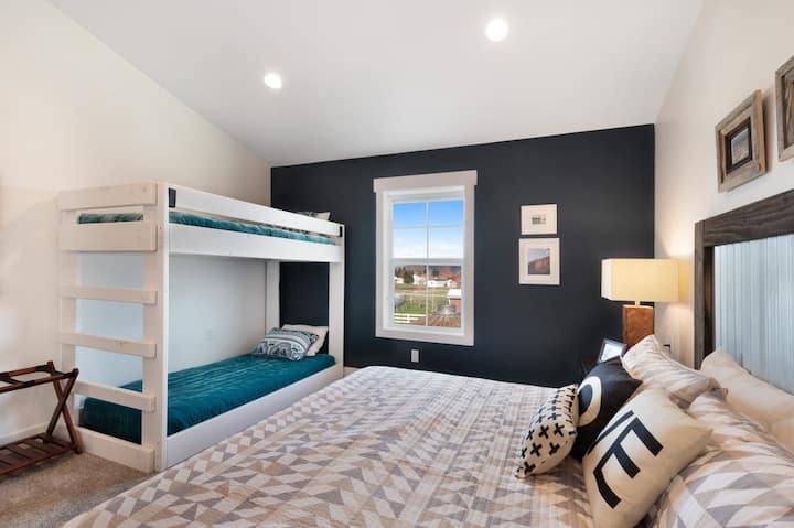 Chumba cha kulala cha Cedar Farmhouse #5 (Upstairs SE)