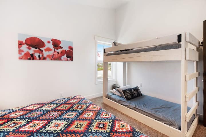 Chumba cha kulala cha Nyumba ya Shambani ya Mwerezi #4 (Ghorofa ya