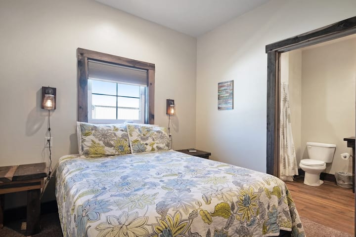 Chumba cha kulala cha Barn-Master w/Full Ensuite (Main Floor North)