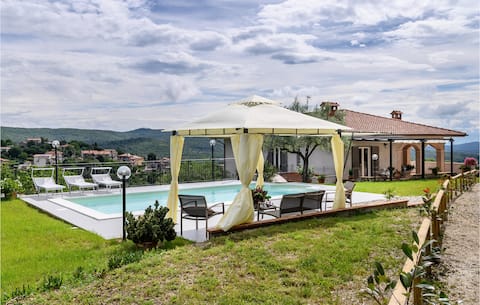 Lovely home in Amelia with kitchen