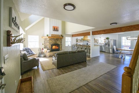 The Elk Chateau | Luxury Cabin w/Theater & Views