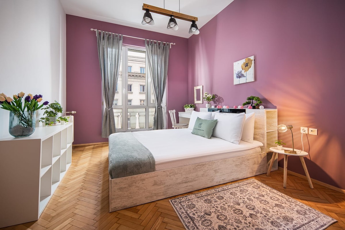 宽敞的主卧室将为您提供一整天的冒险后放松和充电所需的一切空间！