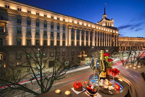 FREE PARKING.and Parliament is 1 step away