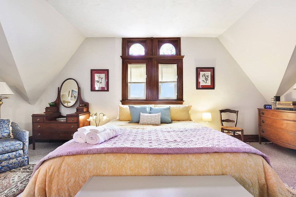 Retiro de ensueño: ¡Disfruta del encanto vintage en un refugio tamaño king con una decoración elegante y unas vistas encantadoras!