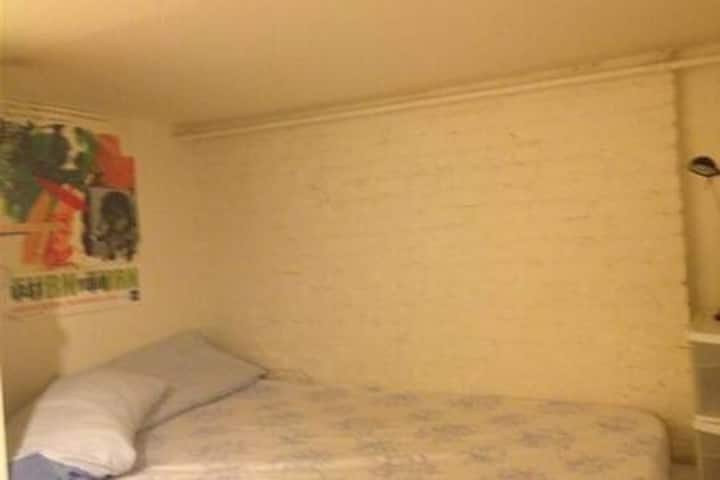 Esta es una cama loft sobre el escritorio y el pequeño sofá.