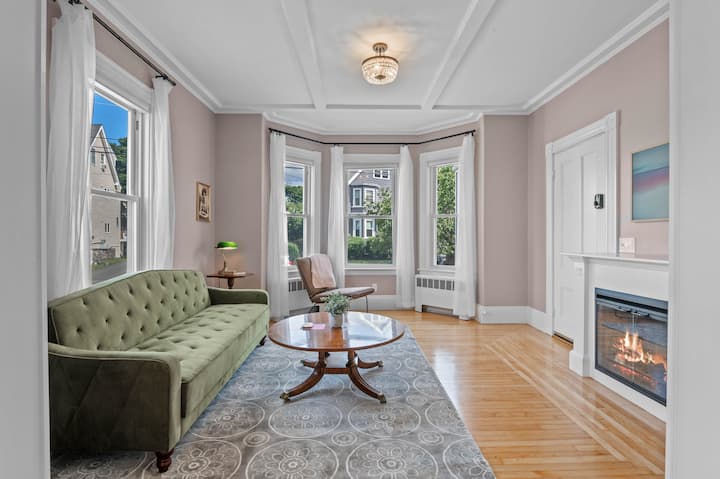 Modern Victorian Close To Salem - Lynn, MA