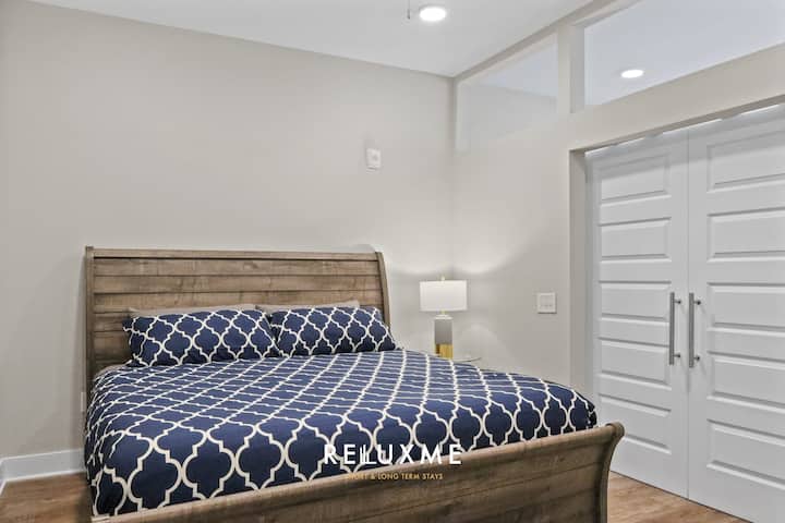 Насладете се на селски чар! Спалня 1 разполага с плюшено двойно легло и врата на плевня, добавяйки нотка на селска елегантност към помещението