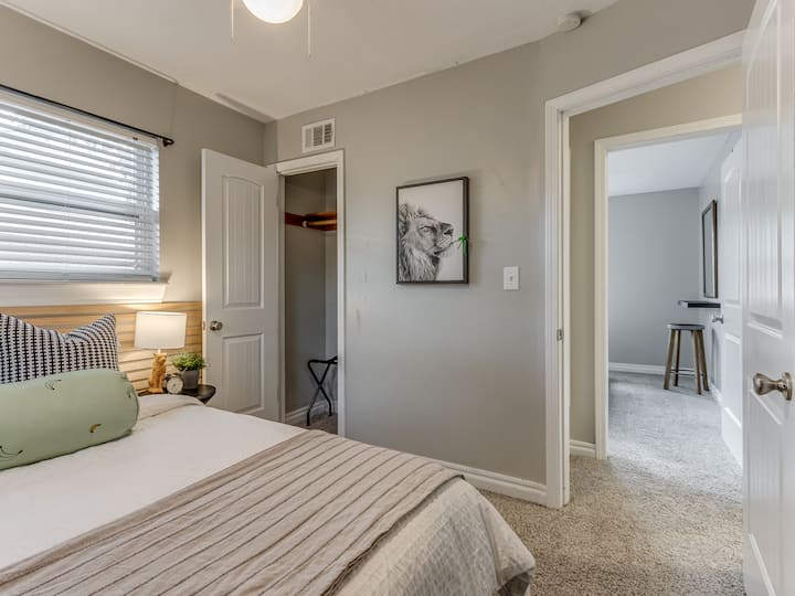 ¡El dormitorio tamaño queen tiene un armario con perchas y un estante para guardar tu maleta! Espié al león tocando la bocina de la fiesta...