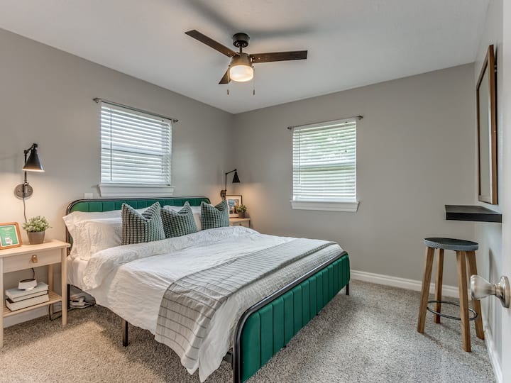 El dormitorio tamaño king cuenta con máquina de sonido, pack-n-play (en el armario), espejo listo, perchas y la cama más cómoda de la historia