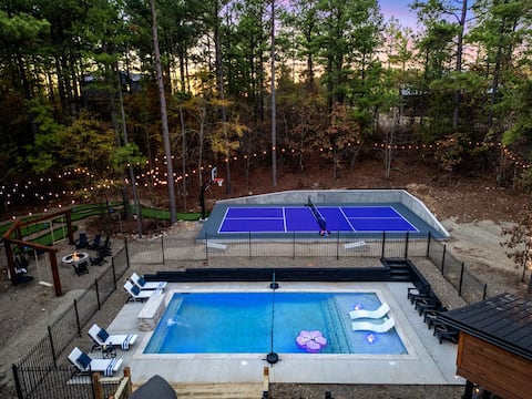 Heated Swimming Pool,Pickleball/Hoops,6 Hole Golf!