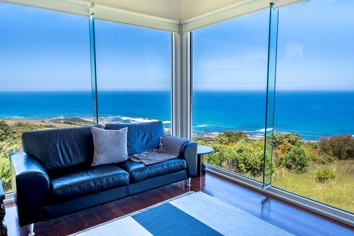 Bonita Vista – Stylish + Breathtaking ocean views gallery image 4
