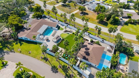 Sleeps 23! 2 Houses on 1 Acre-Min to AMI Beach