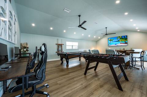 Sleeps 23! Coastal Escape in Bradenton!